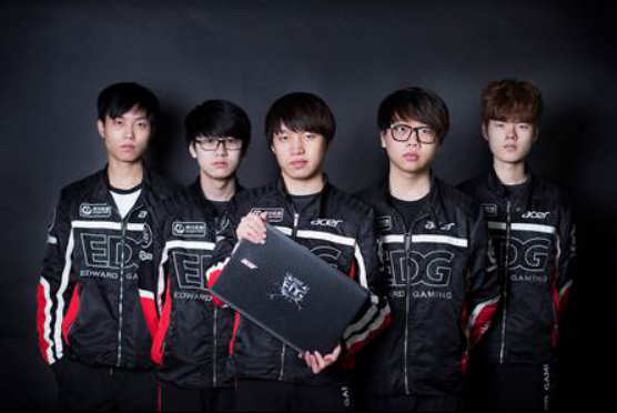 形成鲜明的 形成鲜明的